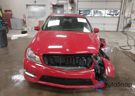 2013 Mercedes-Benz C 300 Sport 4Matic z USA, uszkodzony, nr VIN WDDGF8AB3DA792016